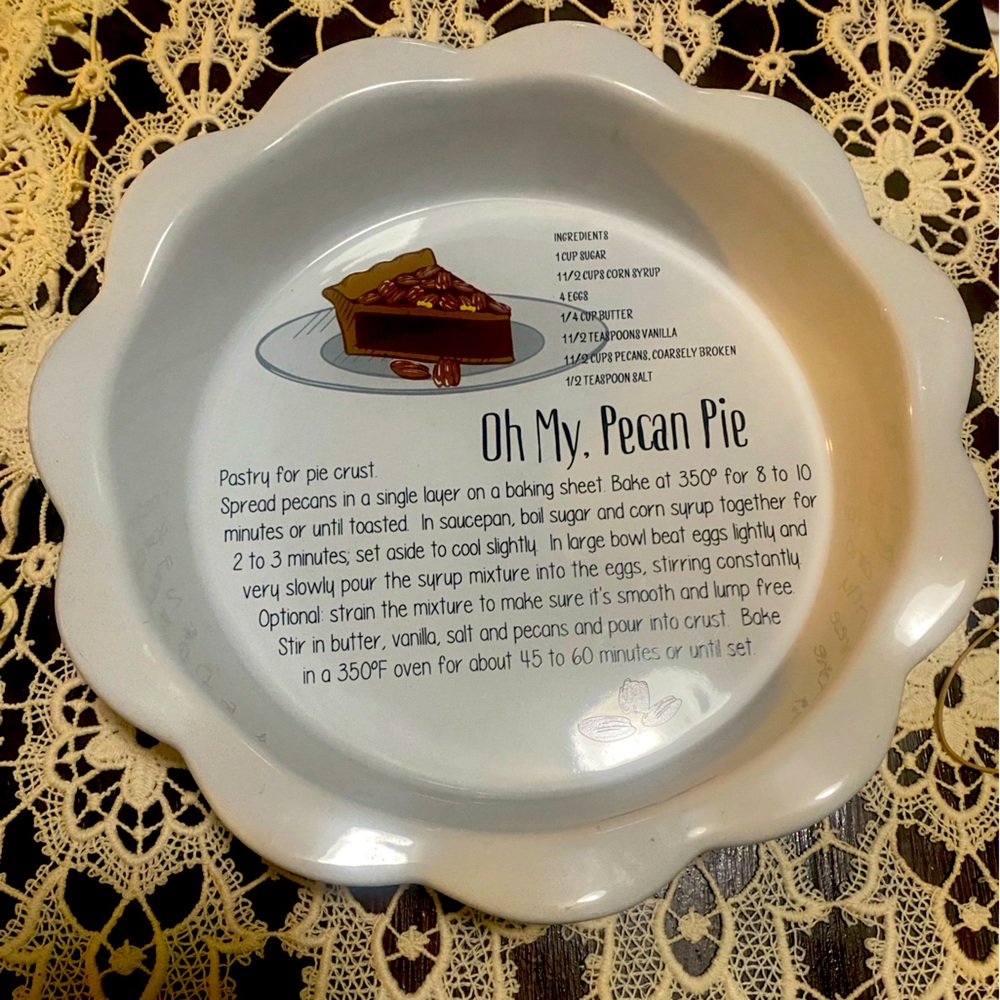 Thoughtful gift giving: Bake a pecan 🥧 in this ceramicware for a friend!